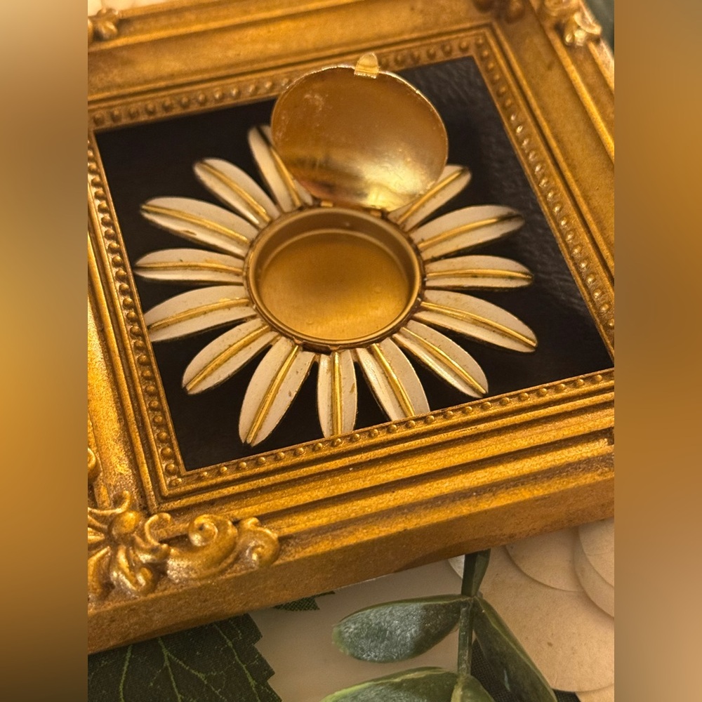 Vintage Daisy Brooch - Picture 13 of 14